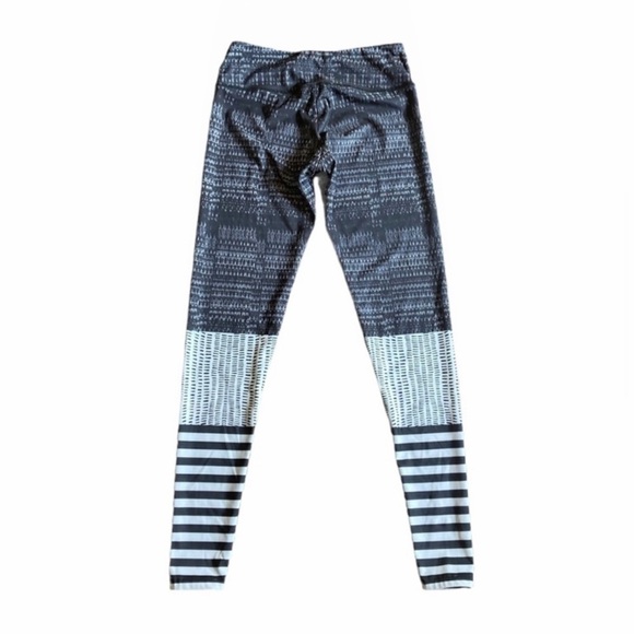 Onzie Black and White Pattern Leggings - Picture 3 of 11